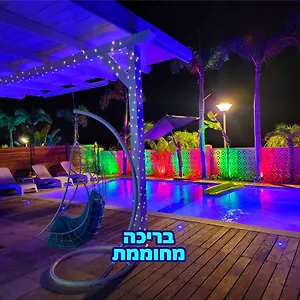 לבקר במלון